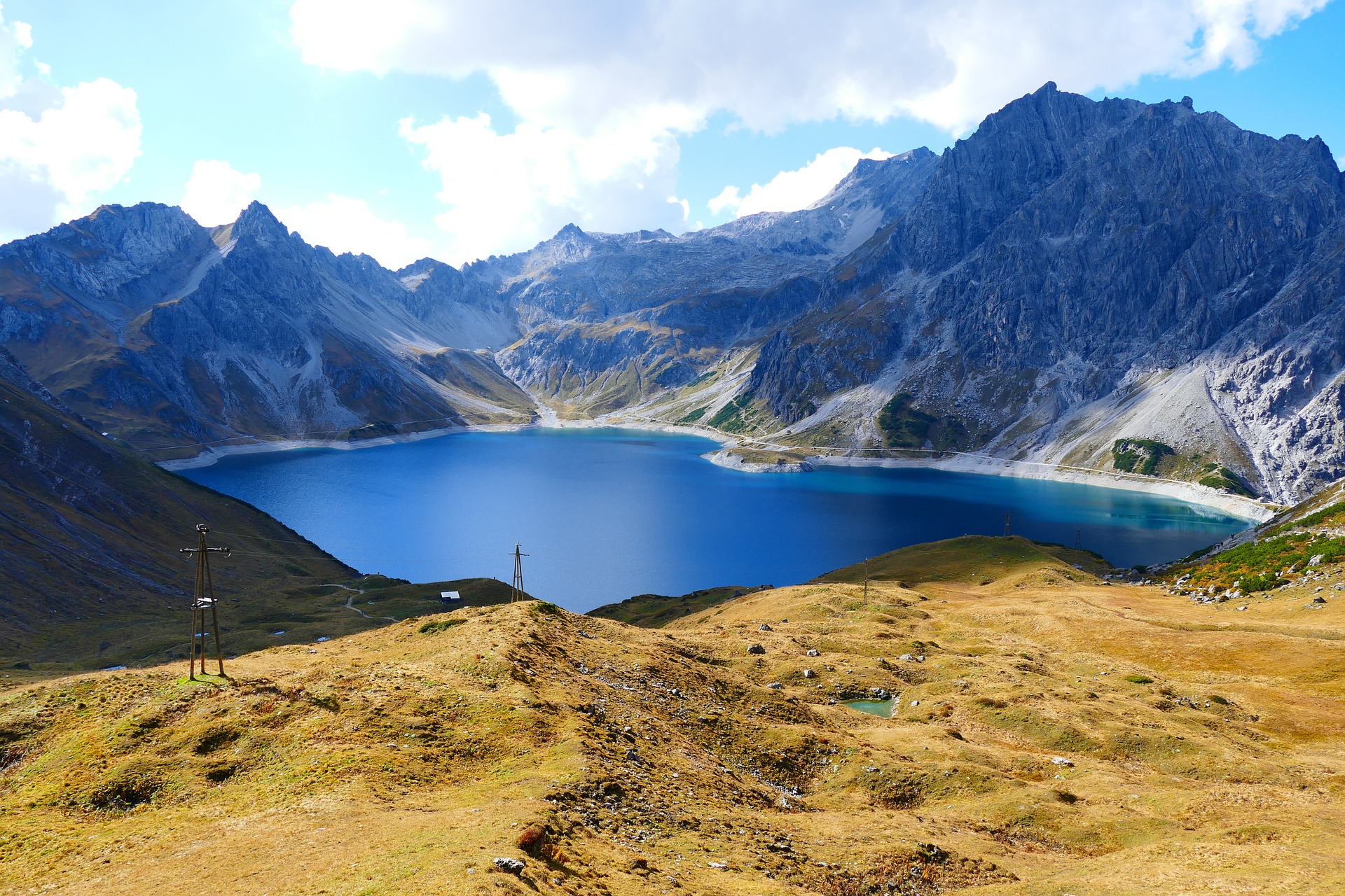 湖泊與群山風景